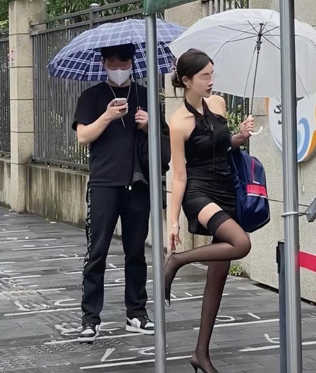 李小璐疑擦边“佛媛”