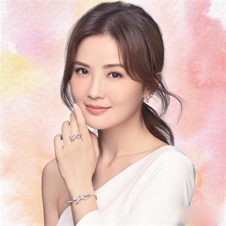 蔡卓妍大秀身材