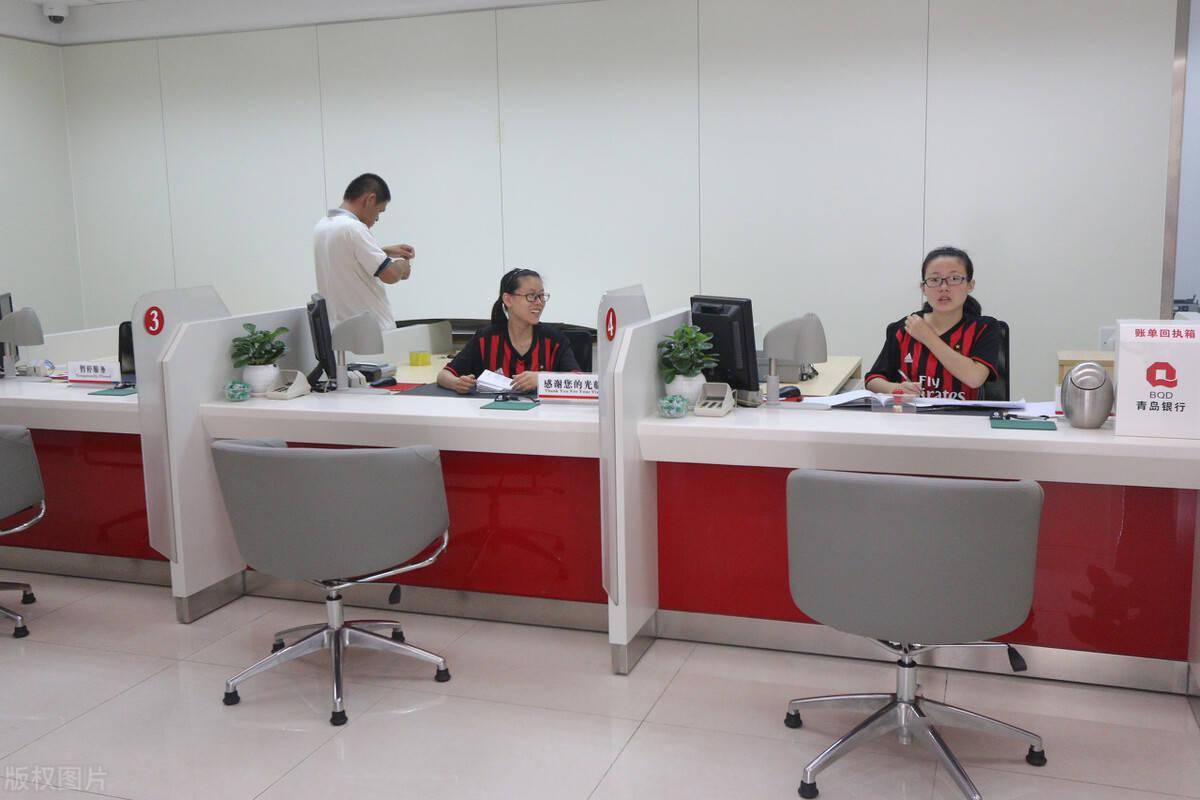 银行午休1.5小时上热搜：员工该歇，但门
