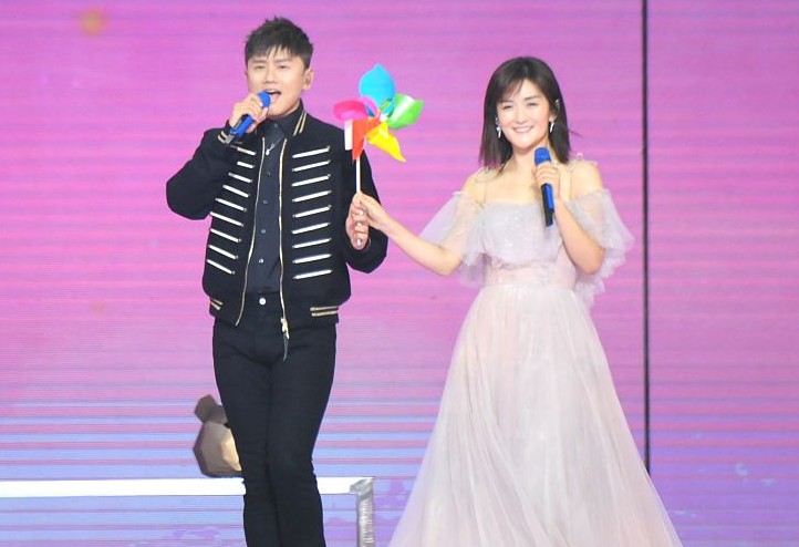 谢娜比张杰大多少岁?两人经历坎坷修成正果