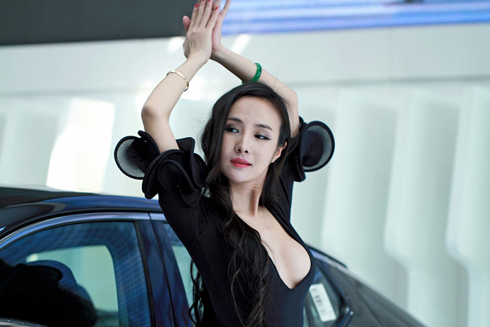 干露露真名叫什么 浴室征婚门走红网络