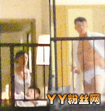 李嘉欣与夫窗前激战照 猛男身材一览无余