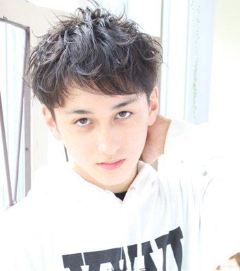 男士夏季烫发造型推荐 自然吸睛颇有个性