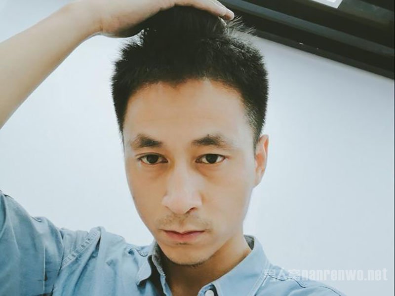 男生菱形脸适合什么短发 保留两边头发的一点长度