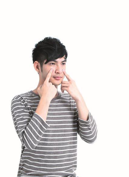 自己动手来按摩 眼袋倦容Say Bye-bye
