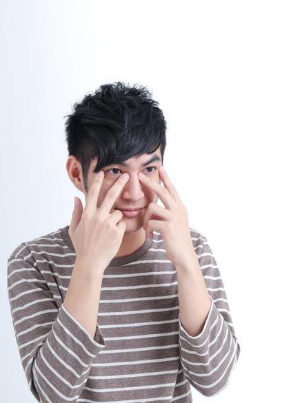 自己动手来按摩 眼袋倦容Say Bye-bye