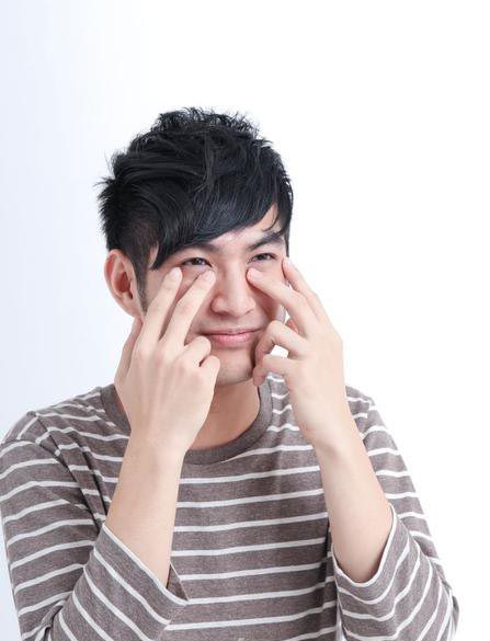 自己动手来按摩 眼袋倦容Say Bye-bye