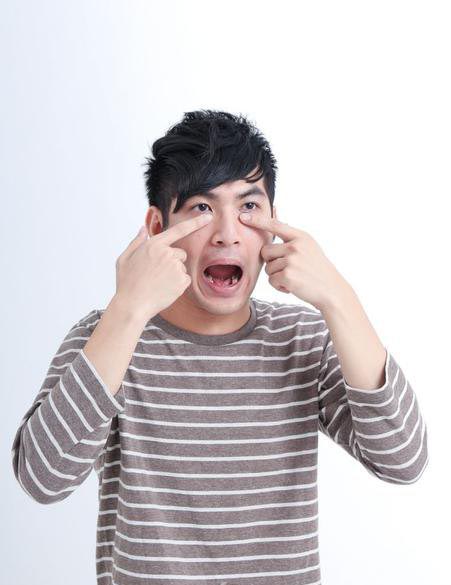 自己动手来按摩 眼袋倦容Say Bye-bye