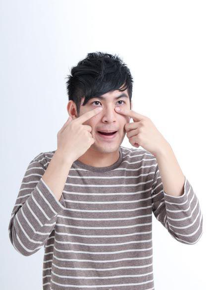 自己动手来按摩 眼袋倦容Say Bye-bye