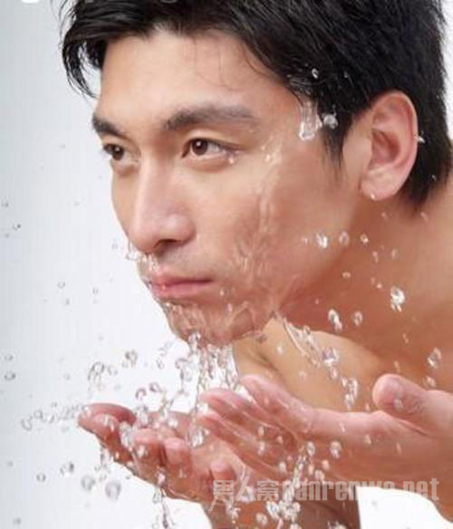 男士护肤小秘诀之如何摆脱痘痘肌 让你轻松去除大油田
