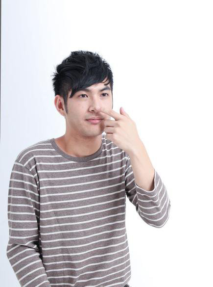 男人常做脸部运动让脸更紧实