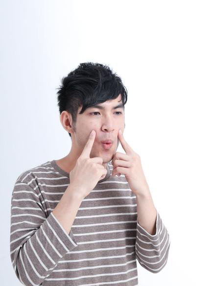 男人常做脸部运动让脸更紧实