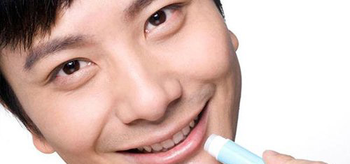 男士护唇怎么做 男士护唇要从防晒开始