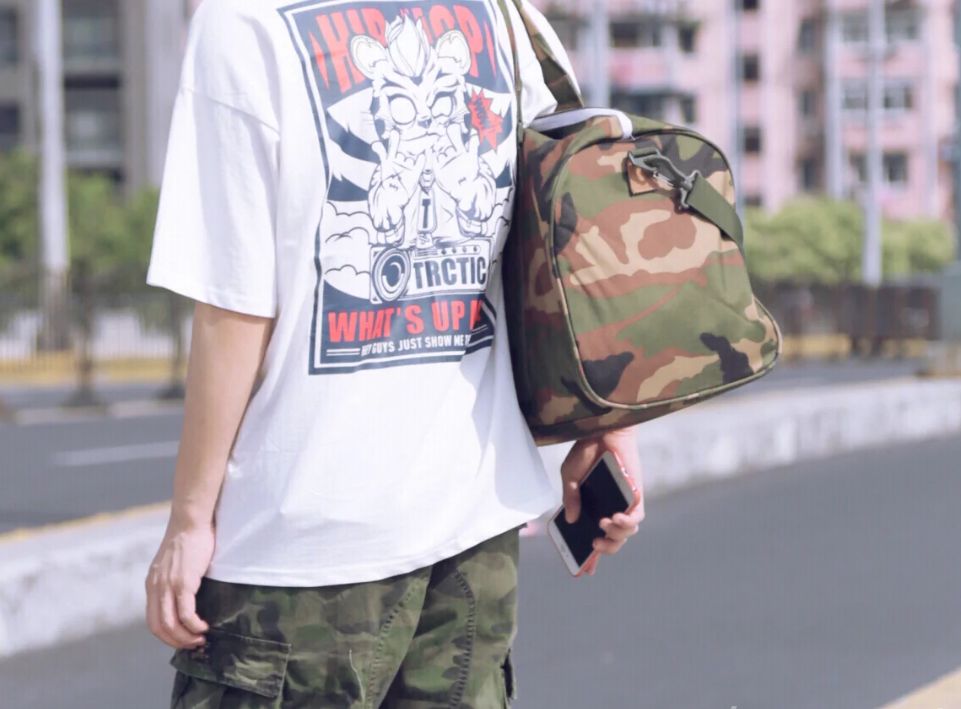 这些夏季男生街拍穿搭 最舒适的服装搭配