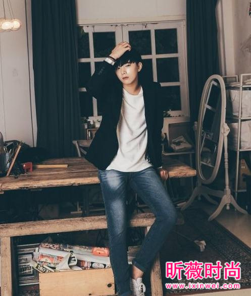 男士黑色西装配什么内搭 经典和常见的搭配