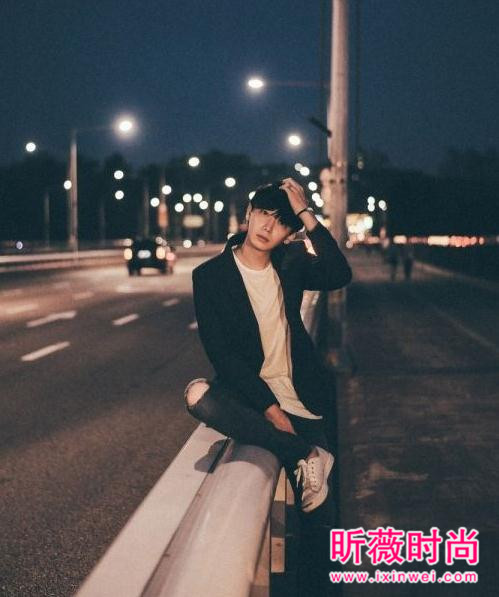男士黑色西装配什么内搭 经典和常见的搭配
