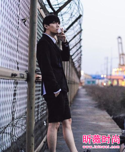 男士黑色西装配什么内搭 经典和常见的搭配