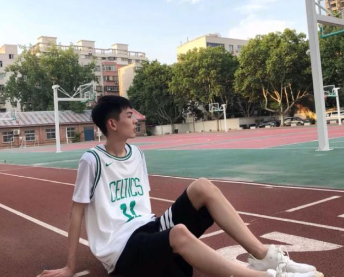 看起来干净的男生穿搭 男生干净阳光的穿搭